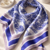 PAÑUELO ESTAMPADO EN TONOS AZUL Y BLANCO