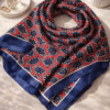 PAÑUELO ESTAMPADO EN ROJO CON DETALLES AZUL MARINO