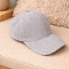 GORRA DE ANTELINA EN TONO GRIS CLARO