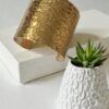 BRAZALETE ANCHO DORADO CON TEXTURA MARTILLADA