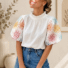 BLUSA BORDADA MANGA ABULLONADA – ELEGANCIA CON UN TOQUE DE COLOR 9987-1