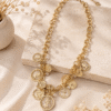 COLLAR CADENA DORADA CON MONEDAS Y PERLAS – ELEGANCIA ATEMPORAL